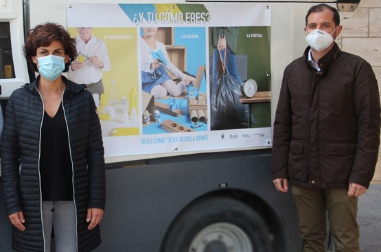 La alcaldesa de Beniel y el gerente de Sermubeniel posan con mascarillas ante la barredora con la imagen de la campaña de reciclaje